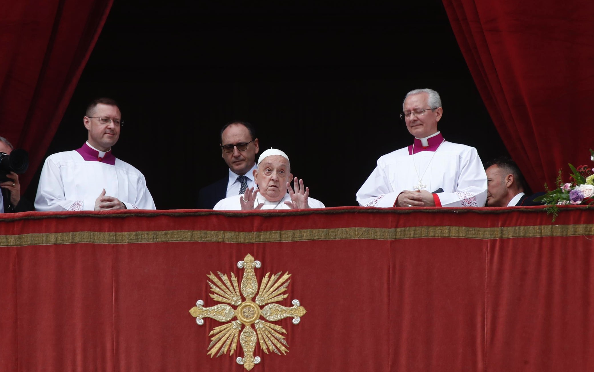 Pasqua, Papa Francesco a San Pietro: l'Urbi et Orbi e il giro tra i