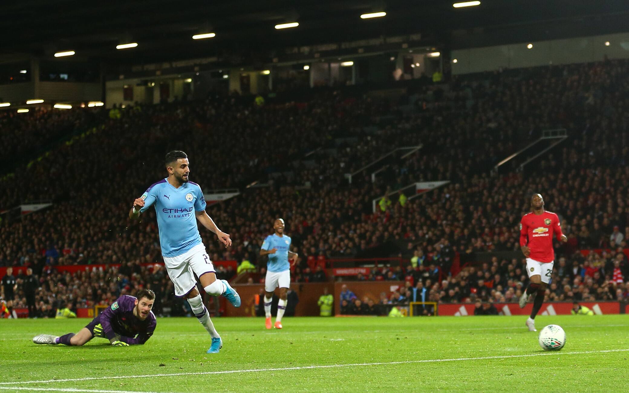 Mahrez salta De Gea e insacca il raddoppio del City Mahrez salta De Gea e insacca il raddoppio del City