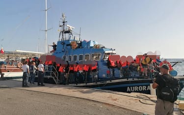 La nave Aurora della ong Sea
Watch, che nei giorni scorsi anziché dirigersi a Trapani che era
stato indicato come porto sicuro ha attraccato a Lampedusa dove
ha fatto sbarcare 72 migranti, è stata sottoposta a fermo
amministrativo per 20 giorni, 21 Agosto 2023. TWITTER/ SEA WATCH ITALY

+++ATTENZIONE LA FOTO NON PUO' ESSERE PUBBLICATA O RIPRODOTTA SENZA L'AUTORIZZAZIONE DELLA FONTE DI ORIGINE CUI SI RINVIA+++ +++NO SALES; NO ARCHIVE; EDITORIAL USE ONLY+++NPK+++