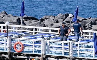Agenti di polizia sul lido a Marechiaro, costa cittadina del golfo di Napoli, dove, nel pomeriggio di domenica,  e' stato accoltellato un bagnino, 10 luglio 2023
ANSA / CIRO FUSCO