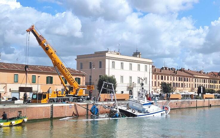 Un motopeschereccio è semiaffondato la scorsa notte nel porto canale di Fiumicino. È successo intorno alle 4. Era all'ormeggio in banchina, 20 Settembre 2021. ANSA/TELENEWS