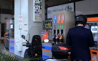 Milano, Rincaro del prezzo della benzina ai distributori Milanesi