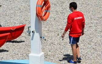 Bagnino con mascherina al Bagno Pedocin a Trieste. Trieste, 1 Giugno 2020. ANSA/Mauro Zocchi