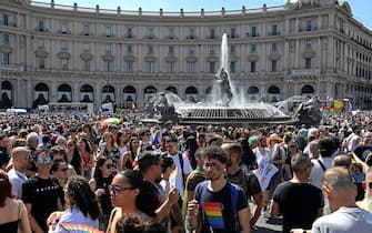 Attivisti e manifestanti durante il Gay Pride nelle strade del centro di Roma, 10 giugno 2023. ANSA/RICCARDO ANTIMIANI
