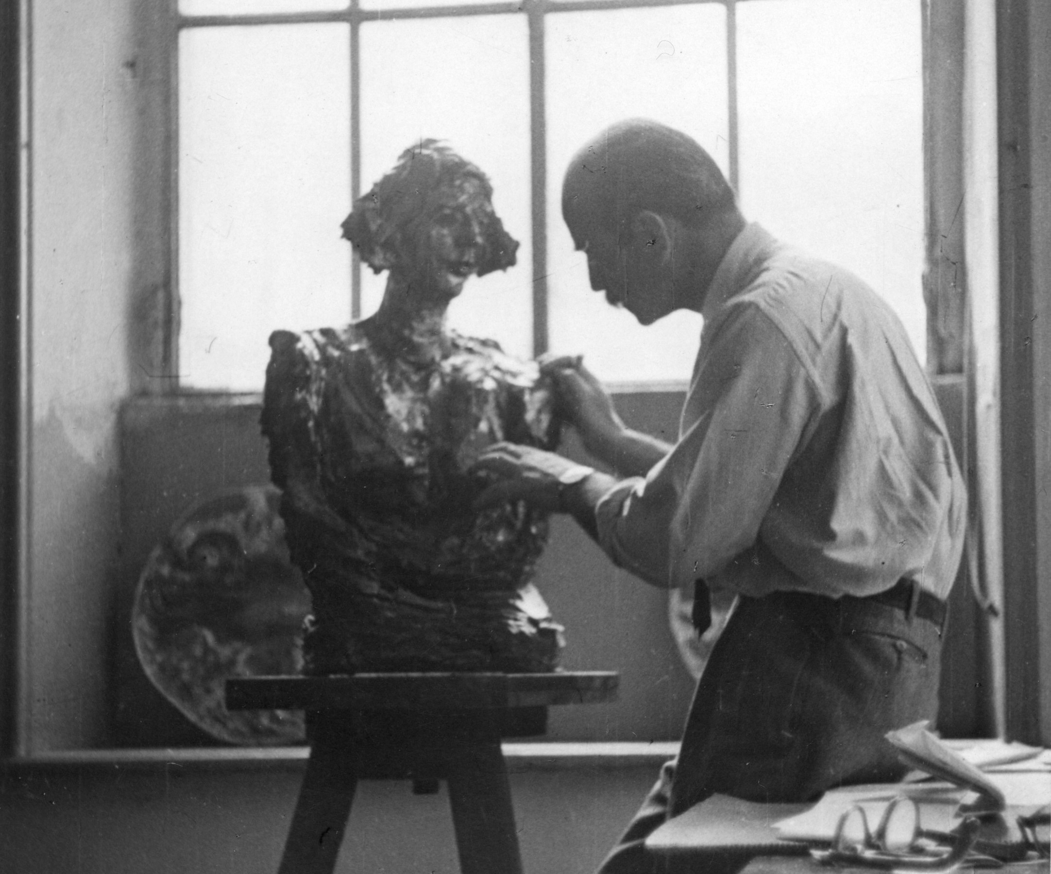 Lucio_Fontana_con_Ritratto_di_Teresita_anni_Cinquanta_©_Fondazione_Lucio_Fontana_by_SIAE_2022.jpeg