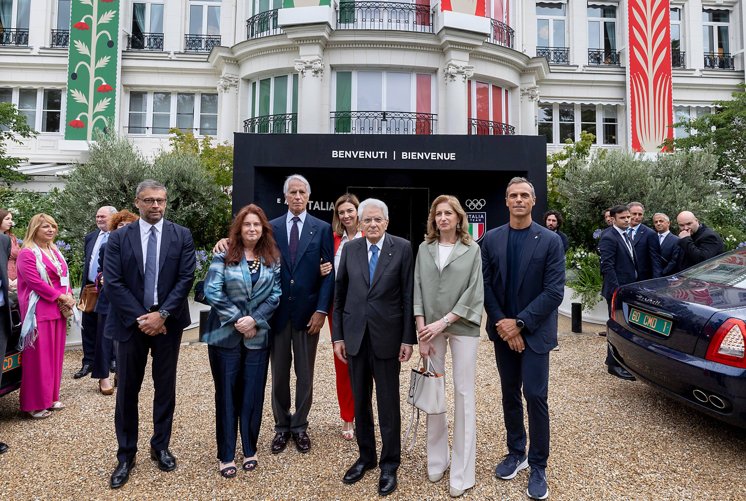 Il Presidente della Repubblica Sergio Mattarella rivolge un indirizzo di saluto in occasione della  visita a "Casa Italia" a Parigi 2024, 26 luglio 2024. Il Capo dello Stato, accompagnato dalla figlia Laura e dall'ambasciatrice italiana a Parigi, Emanuela D'Alessandro, è stato accolto dal presidente del Coni, Giovanni Malagò, e dal segretario generale del Coni e capo missione azzurro a Parigi 2024, Carlo Mornati. ANSA/  Ufficio Stampa per la Stampa e la Comunicazione della Presidenza della Repubblica ANSA PROVIDES ACCESS TO THIS HANDOUT PHOTO TO BE USED SOLELY TO ILLUSTRATE NEWS REPORTING OR COMMENTARY ON THE FACTS OR EVENTS DEPICTED IN THIS IMAGE; NO ARCHIVING; NO LICENSING NPK