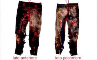 I pantaloni di Yara Gambirasio in una foto tratta dalla consulenza dei Ris depositata nelle 60mila pagine dell'inchiesta sull'omicidio della studentessa, Milano, 7 marzo 2015. ANSA