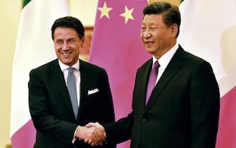 epa07531840 Italian Prime Minister Giuseppe Conte (L) shakes hands with Chinese President Xi Jinping (R) before their meeting at the Great Hall of the People in Beijing, China, 27 April 2019.  EPA/PARKER SONG / POOL