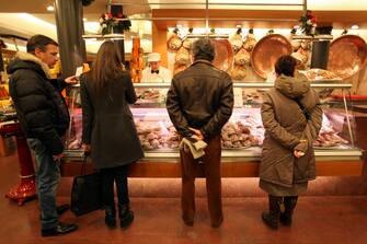 GENTE CHE FA ACQUISTI ALIMENTARI PER IL CENONE DI CAPODANNO, NELLA FOTO PECK