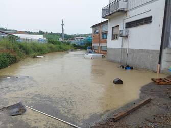 Un violento nubifragio si è abbattuto nel tardo pomeriggio di oggi nel comprensorio ceramico in provincia di Reggio Emilia. È esondato un canale del fiume Secchia a Villalunga di Casalgrande con l'acqua che ha invaso le strade causando disagi e problemi alla circolazione, allagando alcuni edifici e scantinati, 13 giugno 2023. ANSA/US CARABINIERI +++ NO SALES, EDITORIAL USE ONLY +++ NPK +++