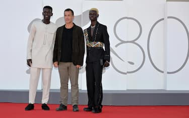 Italian director Matteo Garrone (C) with actor/cast members Moustapha Fall (R) and Seydou Sarr (L) arrive for the premiere of 'Io Capitano' (Me Captain) during the 80th Venice Film Festival in Venice, Italy, 06 September 2023. The movie is presented in the official competition 'Venezia 80' at the festival running from 30 August to 09 September 2023.  ANSA/ETTORE FERRARI




