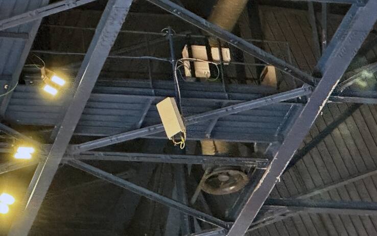Uno dei due ripetitori 5G installati all’interno del Mediolanum Forum Uno dei due ripetitori 5G installati all’interno del Mediolanum Forum