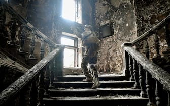 <p class="MsoNormal" style="text-align:justify"><o:p></o:p></p>Giorno 49: Soldati russi nel
teatro di Mariupol - A Russian soldier climbs stairs at the Mariupol drama theatre, hit on March 16 by an airstrike, on April 12, 2022 in Mariupol, as Russian troops intensify a campaign to take the strategic port city, part of an anticipated massive onslaught across eastern Ukraine, while Russia's President makes a defiant case for the war on Russia's neighbour. - *EDITOR'S NOTE: This picture was taken during a trip organized by the Russian military.* (Photo by Alexander NEMENOV / AFP)