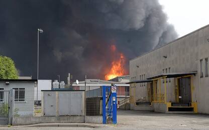 Incendio San Giuliano Milanese: in fiamme polo petrolchimico