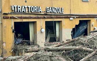 I danni causati dalla frana in una immagine pubblicata su Facebook dal sindaco metropolitano di Bologna Matteo Lepore che ha effettuato un sopralluogo nel territorio di Sasso Marconi, 20 maggio 2023. La frana ha travolto una trattoria e un maneggio. FACEBOOK MATTEO LEPORE +++ ATTENZIONE LA FOTO NON PUO' ESSERE PUBBLICATA O RIPRODOTTA SENZA L'AUTORIZZAZIONE DELLA FONTE DI ORIGINE CUI SI RINVIA +++ NPK +++