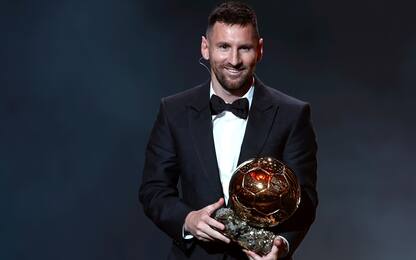 epa10949642 Argentine international Lionel Messi wins the Ballon d'Or 2023 during the Ballon d'Or 2023 ceremony at the Theatre du Chatelet in Paris, France, 30 October 2023.  EPA/MOHAMMED BADRA