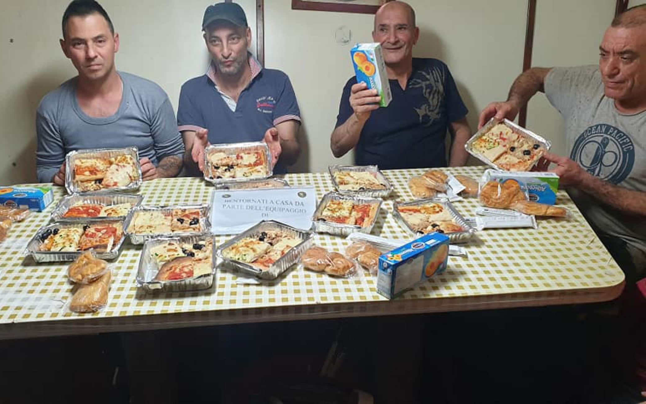 I pescatori che stanno per ritornare a Mazara del Vallo esprimono felicità postando immagini su Facebook tra cui quelle della cena offerta ieri dalla Marina militare e dalla nave "Carlo Margottini" con un biglietto "Bentornati a casa", 20 dicembre 2020. 
FACEBOOK
+++ATTENZIONE LA FOTO NON PUO' ESSERE PUBBLICATA O RIPRODOTTA SENZA L'AUTORIZZAZIONE DELLA FONTE DI ORIGINE CUI SI RINVIA+++