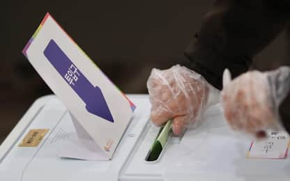 Coronaviru, Corea Sud al voto con guanti e mascherine. FOTO