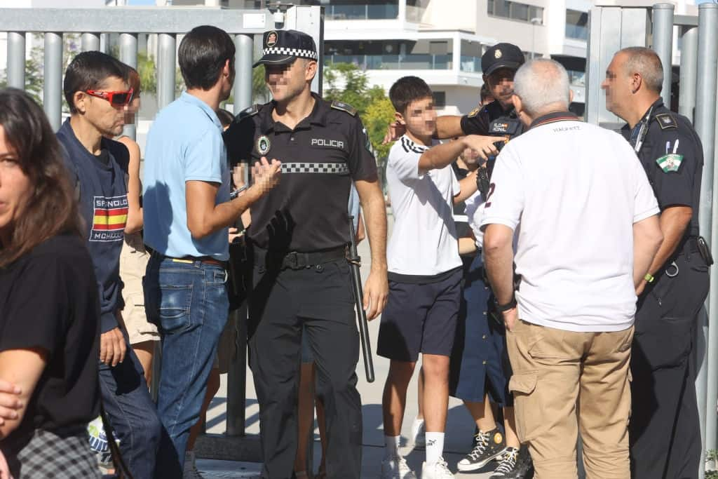 Studenti e polizia fuori dalla scuola a Jerez de la Frontera (Cadice) dove questa mattina è avvenuta l'aggressione.