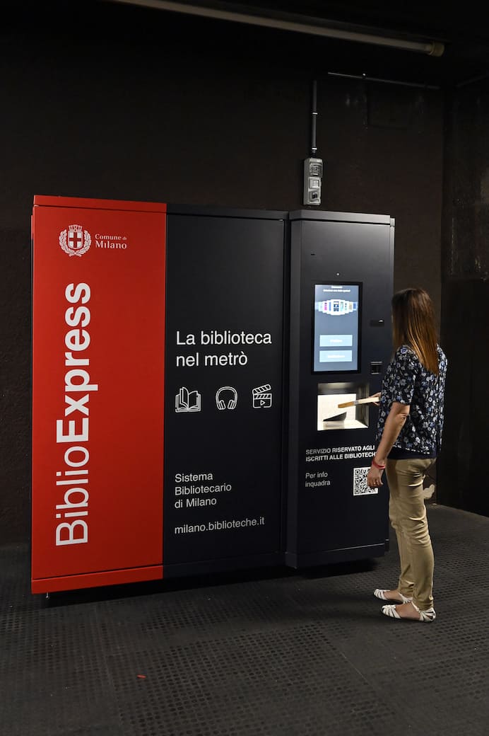 biblioteca-nel-metro_52240108378_o.jpg