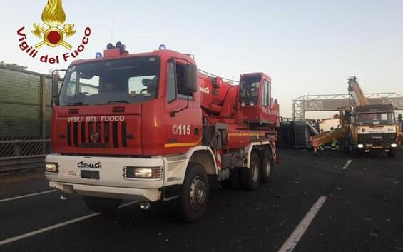 Tir tampona furgone in avaria che che travolge autista appena sceso ...