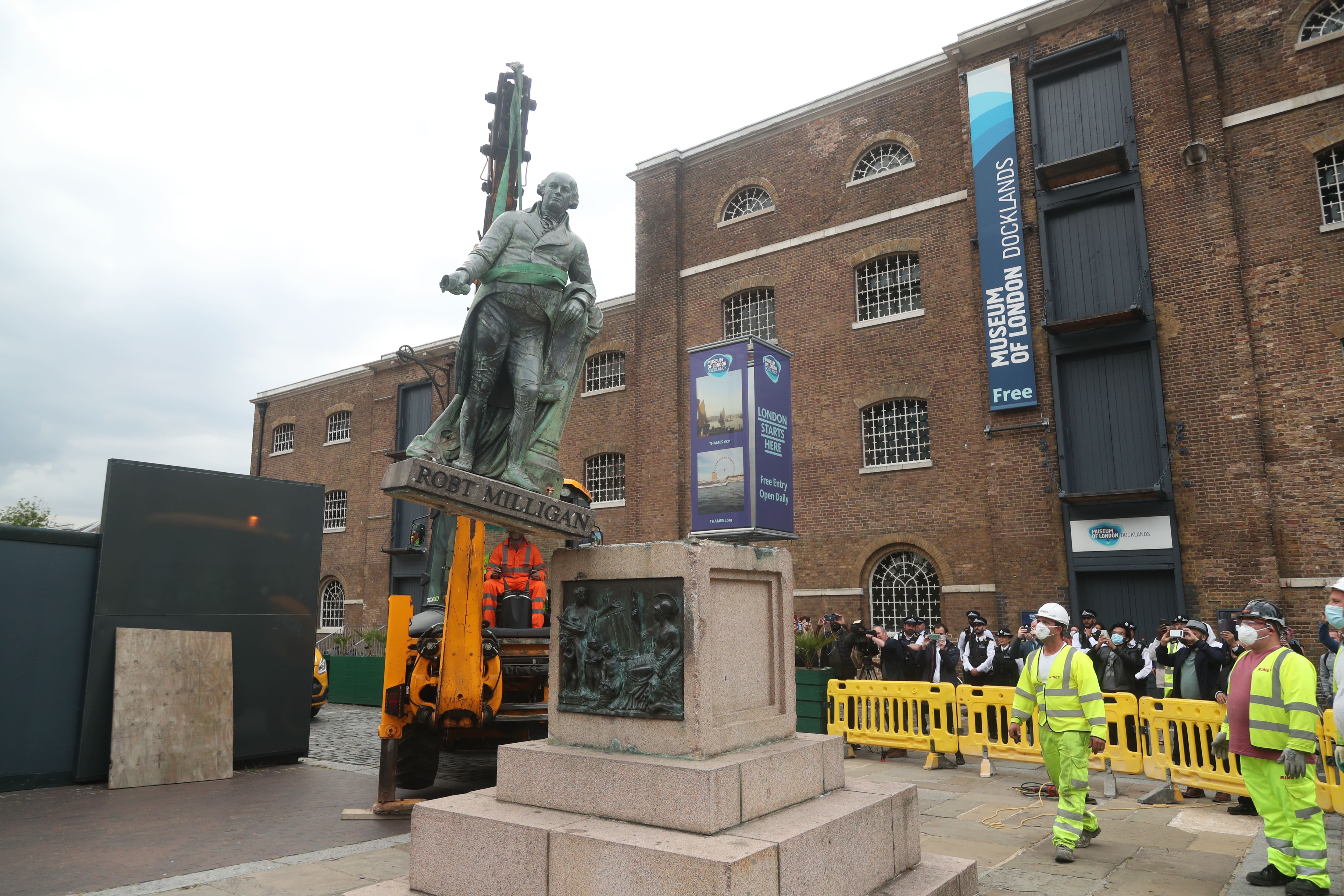 Workers prepare to take down a statue of slave owner Robert Milligan at West India Quay, east London as Labour councils across England and Wales will begin reviewing monuments and statues in their towns and cities, after a protest saw anti-racism campaigners tear down a statue of a slave trader in Bristol. (Yui Mok / IPA/Fotogramma, London - 2020-06-09) p.s. la foto e' utilizzabile nel rispetto del contesto in cui e' stata scattata, e senza intento diffamatorio del decoro delle persone rappresentate