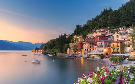 varenna presa d assalto dai turisti il sindaco serve tassa di sbarco