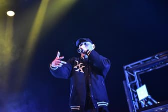 Il rapper italiano Fabri Fibra, si esibisce a Napoli con il suo Caos Live Tour 2022. Nella foto Fabri Fibra