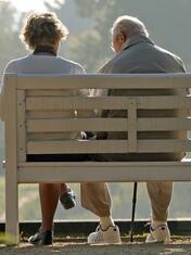 Crisi economica, il governo si spacca sulla riforma delle pensioni. Nella foto immagine illustrativa: pensionato - anziano - anziani - soldi - pensione di anzianità....