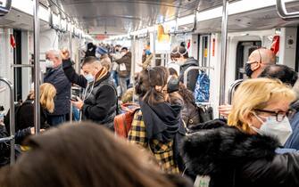 Milano - Metropolitana ATM linea 2 rallentamenti e folla in metro a causa di un guasto (Milano - 2021-01-28, Marco Passaro) p.s. la foto e' utilizzabile nel rispetto del contesto in cui e' stata scattata, e senza intento diffamatorio del decoro delle persone rappresentate