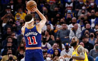 SAN FRANCISCO, CA - FEB. 12: Golden State Warriors guard Klay Thompson (11) scores a two-point shot against Los Angeles Lakers forward LeBron James (6) in the second half of an NBA game at Chase Center, Saturday, Feb. 12, 2022, in San Francisco, Calif. The Warriors won 117-115.(Santiago Mejia/The San Francisco Chronicle via Getty Images)