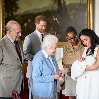 A handout photo made available by Buckingham Palace shows Britain's Prince Harry, the Duke of Sussex (2-L) and Meghan, the Duchess of Sussex (R) joined by her mother, Doria Ragland (2-R), as they show their newborn son, named as Archie Harrison Mountbatten-Windsor, to Queen Elizabeth II (C) and Prince Philip, Duke of Edinburgh (L) at Windsor Castle, in Windsor, Britain, 08 May 2019.

MANDATORY CREDIT: Chris Allerton - copyright SussexRoyal NEWS EDITORIAL USE ONLY. NO COMMERCIAL USE. NO MERCHANDISING, ADVERTISING, SOUVENIRS, MEMORABILIA or COLOURABLY SIMILAR. NOT FOR USE AFTER FRIDAY JUNE 7, 2019, WITHOUT PRIOR WRITTEN PERMISSION FROM ROYAL COMMUNICATIONS AT BUCKINGHAM PALACE. This photograph is provided to you strictly on condition that you will make no charge for the supply, release or publication of it and that these conditions and restrictions will apply (and that you will pass these on) to any organisation to whom you supply it. There shall be no commercial use whatsoever of the photographs (including by way of example only) any use in merchandising, advertising or any other non-news editorial use. The photograph must not be digitally enhanced, manipulated or modified in any manner or form and must include all of the individuals in the photograph when published. All other requests for use should be directed to the Buckingham Palace Press Office in writing. Photo credit should read: Chris Allerton/copyright SussexRoyal  ANSA/Chris Allerton / copyright SussexRoyal / HANDOUT  HANDOUT EDITORIAL USE ONLY/NO SALES