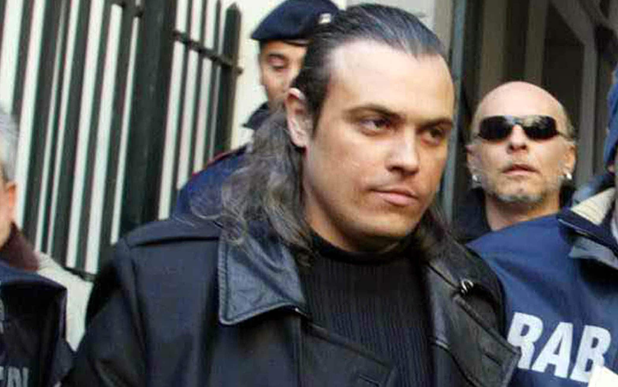 20050122 - NAPOLI - CRO  - CAMORRA : ARRESTO COSIMO DI LAURO, MANDANTE TUTTI OMICIDI SCISSIONISTI -   Cosimo di Lauro, capo dell'omonima banda camorristica catturato la scorsa notte , viene tradotto in carcere dai Carabinieri  oggi  a Napoli. . Cesare Abbate / ANSA / DEF