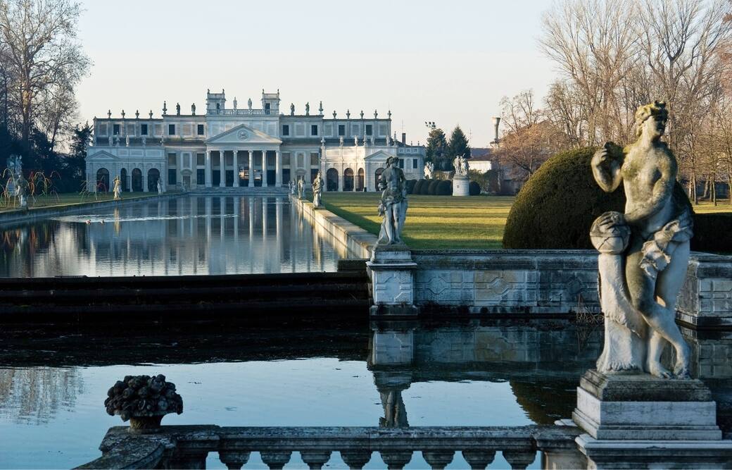 1.Lunedì_GettyImages-543516843.Channel-and-the-stables-of-Villa-Pisani-in-Strà.-About-2000.-Photo-by-Imagno_Getty-Images.jpg