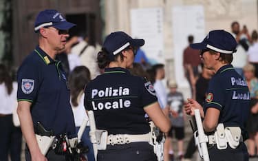 Molti turisti i piazza Duomo con i tradizionali selfie e foto ricordo, intensificati i controlli della polizia locale per contrastare il fenomeno dei fotografi ambulanti.