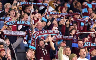 epa10747614 West Ham fans sing during the pre-season soccer match between West Ham United and Perth Glory at Optus Stadium in Perth, Australia, 15 July 2023.  EPA/RICHARD WAINWRIGHT  AUSTRALIA AND NEW ZEALAND OUT