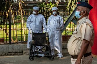 epa10379083 Indian health workers wearing personal protective equipment (PPE) participate in a mock drill for Covid-19 preparedness at the JJ hospital in Mumbai, India, 27 December 2022. Nationwide mock drills are conducted across various covid hospitals in the country to check preparedness of the hospitals, to make sure the people will get proper treatment.  EPA/DIVYAKANT SOLANKI