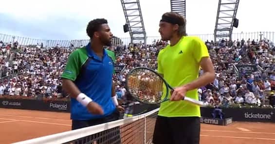 https://static.sky.it/editorialimages/4e4b5b856392393f10aa97f6a3741168ec6ab782/skysport/it/tennis/video/2025/05/11/atp-roma-tsitsipas-fils-lite-video/stamp_tsitsipas_fils_2025_xsocial.jpg?im=Resize,width=565