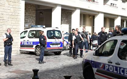 Parigi, auto investe militari e scappa