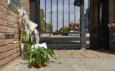 Fiori lasciati a Paderno Dugnano, nel Milanese, dove un 17enne ha confessato di avere ucciso i genitori e il fratello di 12 anni, 03 settembre 2024.
ANSA/ SERGIO PONTORIERO