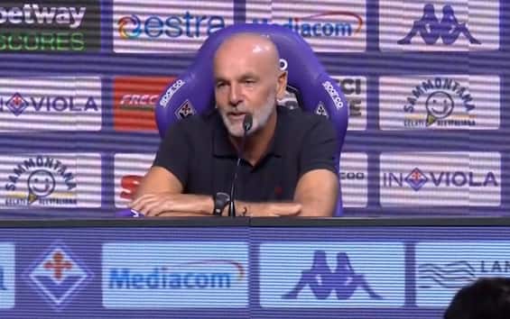https://static.sky.it/editorialimages/4e66b1269427ecd6b525b2c6b5b7d74067c21ca4/skysport/it/calcio/serie-a/video/2025/07/16/fiorentina-pioli-conferenza-presentazione-video/pioli_video_sky_conferenza.jpg?im=Resize,width=565