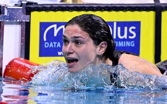 epa09220719 Benedetta Pilato of Italy celebrates after she won with a world recod in the second semifinal of women's 50m breaststroke of European Aquatics Championships in Duna Arena in Budapest, Hungary, 22 May 2021.  EPA/Tamas Kovacs HUNGARY OUT