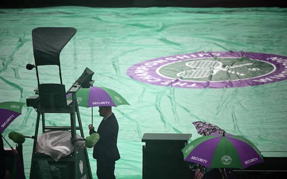 Pioggia a Wimbledon: si gioca solo al coperto