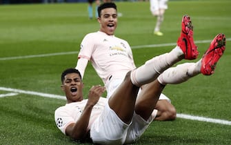 epaselect epa07418276 Manchester's Marcus Rashford (L) and Mason Greenwood (R) celebrate the 3-1 lead during the UEFA Champions League round of 16 second leg soccer match between PSG and Manchester United at the Parc des Princes Stadium in Paris, France, 06 March 2019.  EPA/IAN LANGSDON