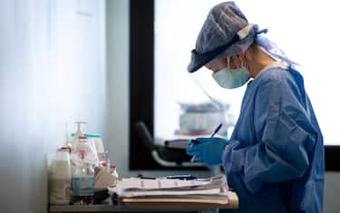 Foto Massimo Paolone/LaPresse 
8 aprile 2020 Bologna, Italia 
cronaca 
Emergenza Coronavirus, il reparto di terapia intensiva dell\'ospedale Policlinico Sant\'Orsola-Malpighi per la cura del Covid-19
Nella foto: una fase delle cure

Photo Massimo Paolone/LaPresse 
April 8, 2020 Bologna, Italy 
news 
Coronavirus emergency, the intensive care unit of the Sant\'Orsola-Malpighi hospital for the cure of Covid-19
In the pic: a phase of treatment