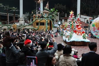 epa11043650 People watch a Christmas parade at a theme park in Seoul, South Korea, 25 December 2023.  EPA/YONHAP SOUTH KOREA OUT