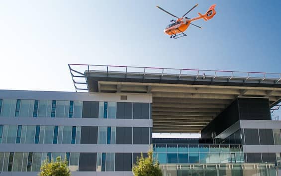 Bolzano, bambino di 3 anni caduto da una finestra al terzo piano: è grave