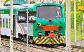 Carabinieri e Scientifica sul luogo dove cinque persone col volto coperto da una mascherina hanno esposto uno striscione a sostegno dei No Tav sul Binario 2 della stazione ferroviaria di Porta Romana impedendo cosÏ la ripartenza di un treno in sosta e diretto a Saronno a Milano, 27 Aprile,  2021.  ANSA/Andrea Fasani