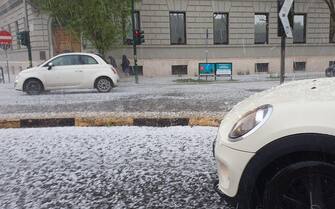 Forte grandinata su Roma nel tardo pomeriggio. Come indicato dalle previsioni meteo, dopo una giornata assolata e calda, sulla Capitale il tempo è cambiato: il segnale è stata una forte, ma veloce grandinata, che in centro ma anche nei quartieri periferici ha visto le strade riempirsi per qualche minuto di chicchi di ghiaccio fuori misura. Il passaggio del temporale è stato veloce e nel giro di pochi minuti la situazione è tornata alla normalità.
ANSA