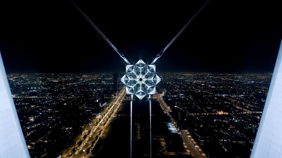 Koert_Vermeulen_Star_in_Motion_2021_Steel_aluminium_LED_lighting_Automatic_lighting_control_systems_625_cm_diameter_Courtes.jpg